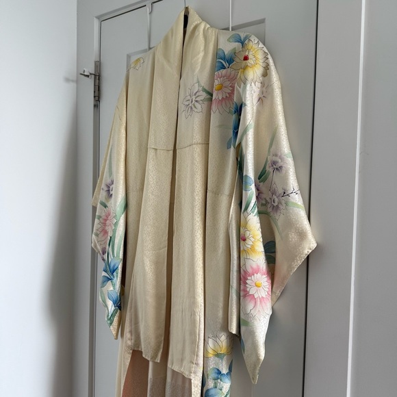 Vintage yellow Japanese silk kimono haori robe jacket with hand painted flowers - Picture 4 of 8